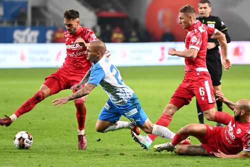 Iulian Roșu (numărul 6) are șanse infime să mai continue la Dinamo / Sursă foto: Imago Images