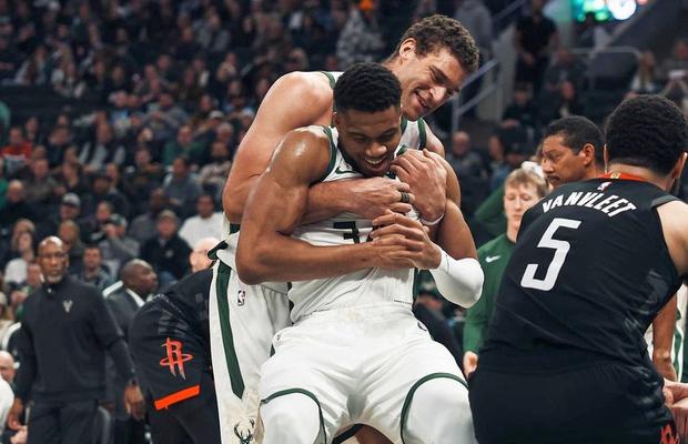 Un nou record stabilit de Giannis Antetokounmpo! L-a depășit pe legendarul Kareem Abdul-Jabbar și el 4-lea din istorie care reușește o asemenea performanță