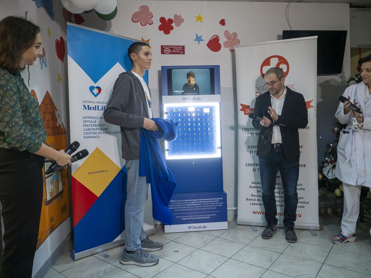 David Popovici le-a oferit copiilor care au învins cancerul fundițe confecționate din medalia sa de suflet: „Mă simt onorat să fiu alături de atâția campioni"