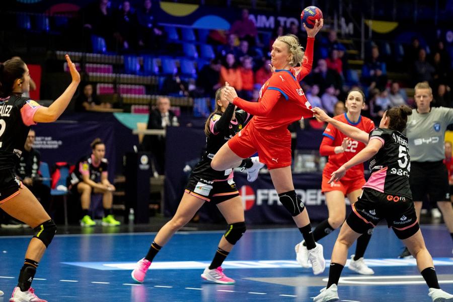 Charlotte Cholevova în meciul cu Spania de la Campionatul Mondial Foto Imago Rapid se întărește în 2024 cu o vicecampioană olimpică » Milena Raicevic a fost impresionată de galeria vișinie