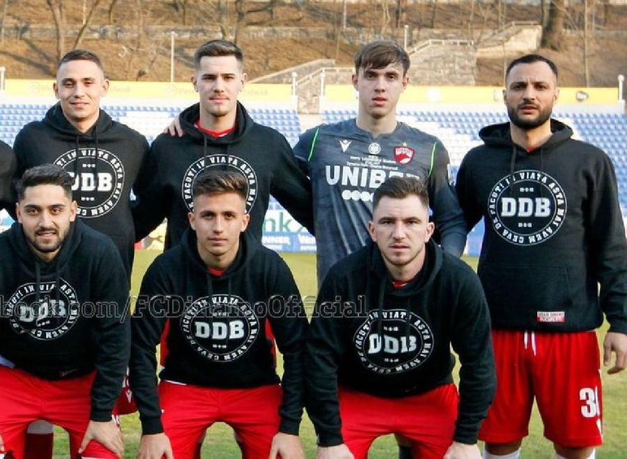 Aleksander Mitrovic, al doilea din dreapta, pe rândul de sus / Sursă foto: FC Dinamo Talentul pierdut gratis de Dinamo, un romantic incurabil » La 20 de ani, și-a cerut iubita în căsătorie pe plajă, în Dubai