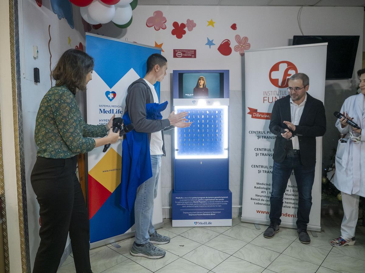 David Popovici le-a oferit copiilor care au învins cancerul fundițe confecționate din medalia sa de suflet: „Mă simt onorat să fiu alături de atâția campioni"
