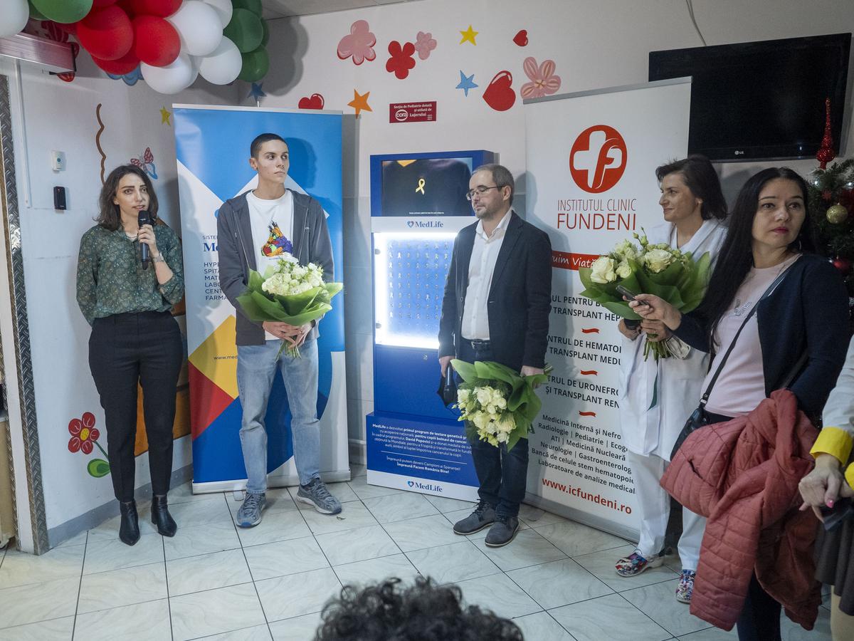 David Popovici le-a oferit copiilor care au învins cancerul fundițe confecționate din medalia sa de suflet: „Mă simt onorat să fiu alături de atâția campioni"