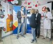 David Popovici le-a oferit copiilor care au învins cancerul fundițe confecționate din medalia sa de suflet: „Mă simt onorat să fiu alături de atâția campioni"