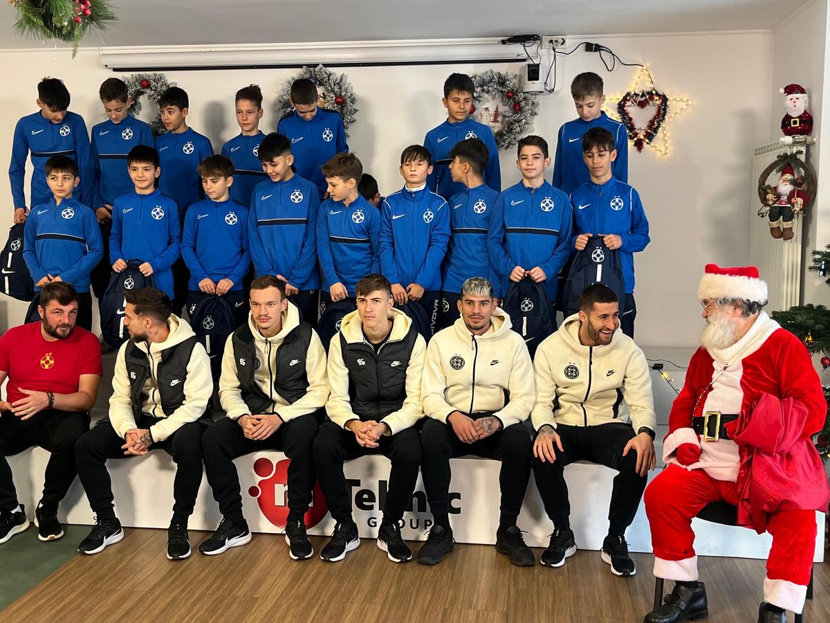 Moș Crăciun a avut ajutoare speciale » Coman, Tavi Popescu & Băluță au împărțit cadouri la baza FCSB