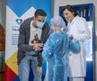 David Popovici le-a oferit copiilor care au învins cancerul fundițe confecționate din medalia sa de suflet: „Mă simt onorat să fiu alături de atâția campioni"
