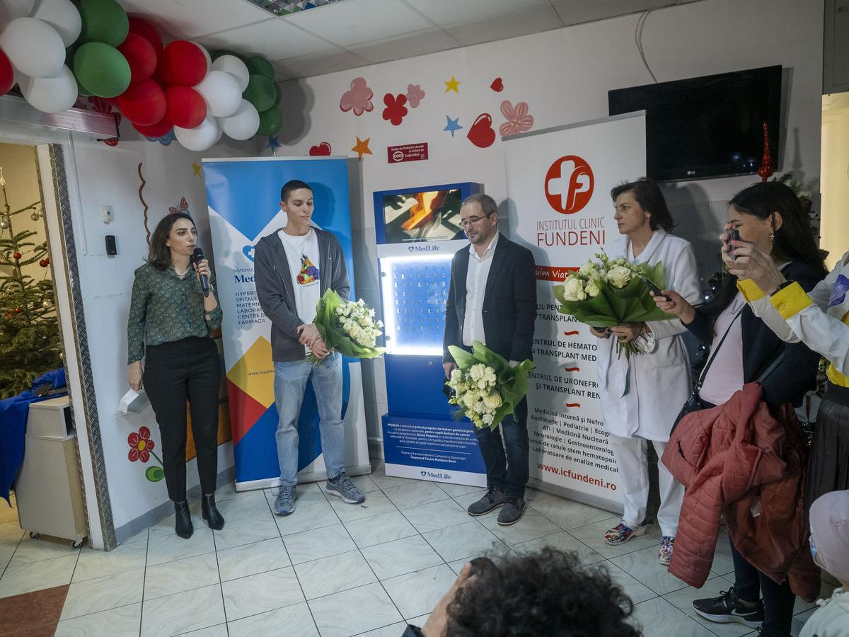 David Popovici le-a oferit copiilor care au învins cancerul fundițe confecționate din medalia sa de suflet: „Mă simt onorat să fiu alături de atâția campioni"