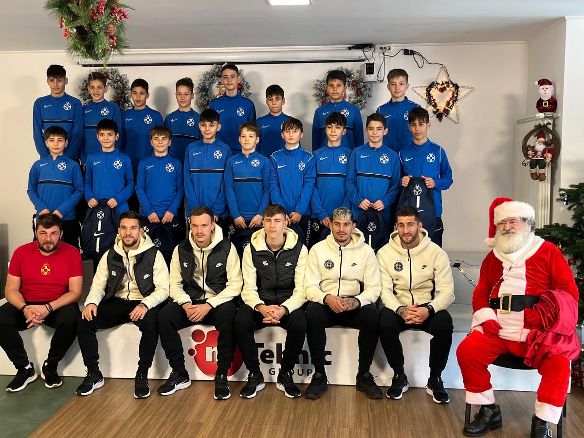 Moș Crăciun a avut ajutoare speciale » Coman, Tavi Popescu & Băluță au împărțit cadouri la baza FCSB