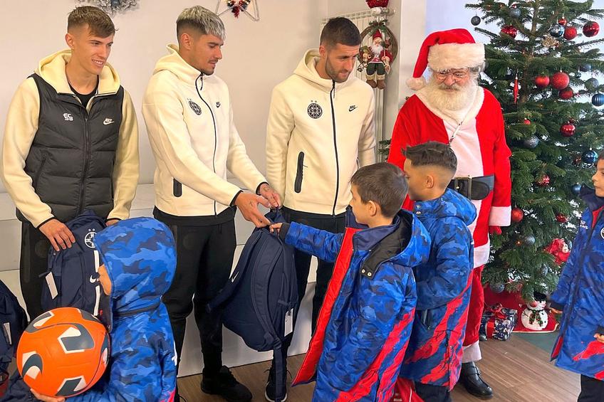 Moș Crăciun a avut ajutoare speciale la baza FCSB-ului // foto: GSP