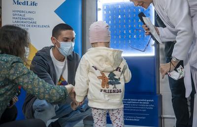 David Popovici le-a oferit copiilor care au învins cancerul fundițe confecționate din medalia sa de suflet: „Mă simt onorat să fiu alături de atâția campioni"