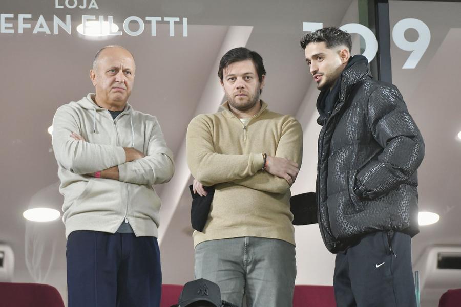 Dan Șucu, Victor Angelescu și Albion Rrahmani, prezenți la meciul Rapid - Gloria Buzău / foto: Cristi Preda (GSP) Dan Șucu negociază preluarea unui club de tradiție din Serie A. Sursele GSP confirmă: „Este o oportunitate!” » Și Ion Țiriac ar fi implicat în afacere