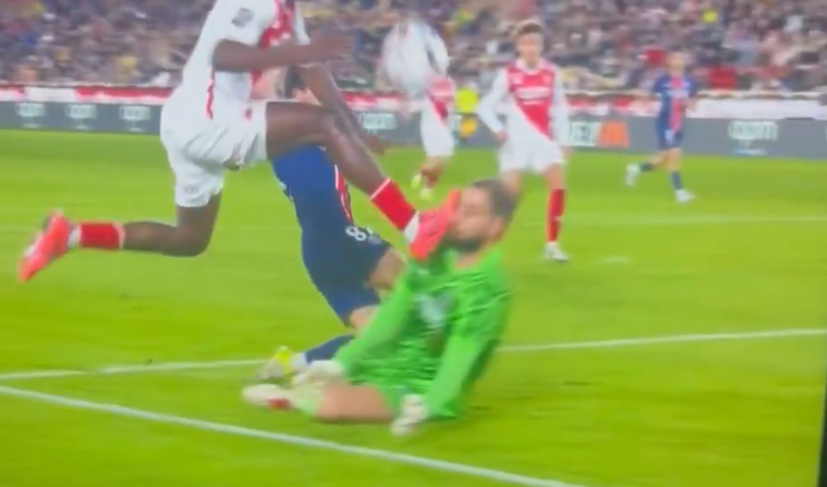 Accidentare HORROR suferită de Gianluigi Donnarumma » Adversarul l-a lovit cu talpa direct în figură, dar n-a primit niciun avertisment!