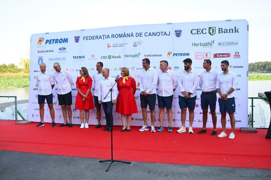 Antonio Colamonici (al cincilea din dreapta) și restul antrenorilor înainte de plecarea la JO Paris 2024 Foto: GSP Elisabeta Lipă, reacție după despărțirea de antrenorul Antonio Colamonici: „Este șocant modul cum a plecat, trebuia să-mi spună un mare «mulțumesc»”