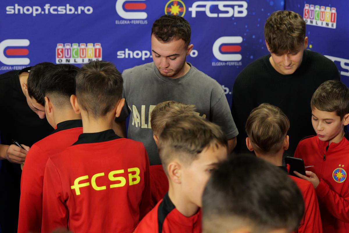 Jucătorii de la FCSB au oferit cadouri copiilor