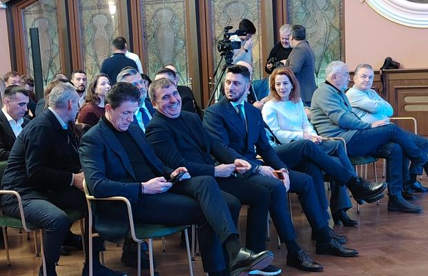 Farul și-a lansat programul de socios, Gică Popescu a dat detalii din spatele ușilor închise: „E pe biroul domnului Bolojan!”