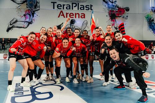 Monika Kobylinska, a treia jucătoare de la stânga la dreapta) / FOTO: Facebook @Handbal Gloria Bistrița