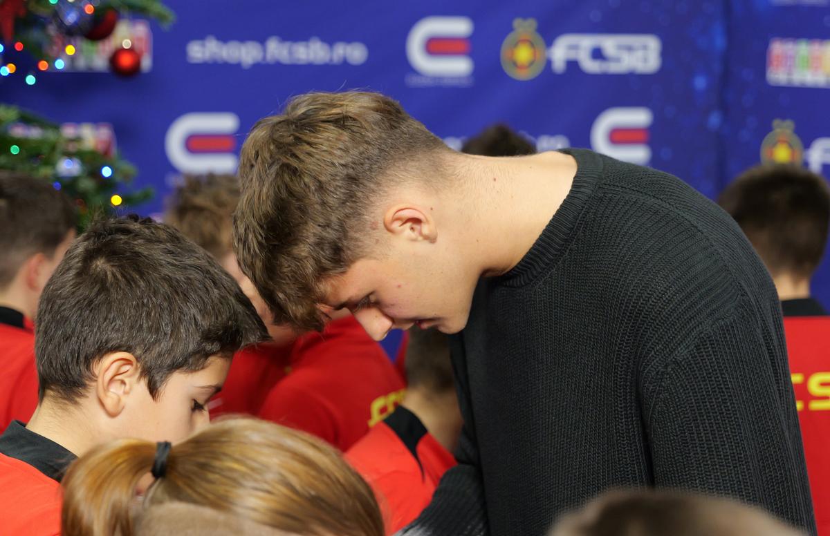 Jucătorii de la FCSB au oferit cadouri copiilor