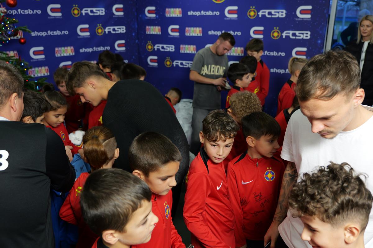 Jucătorii de la FCSB au oferit cadouri copiilor