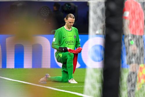 Portarul lui PSG, cu „fițuica” înainte de testul cu Flamengo // foto: Imago
