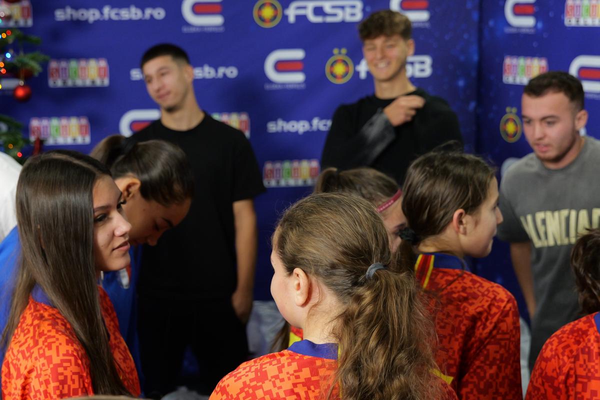 Jucătorii de la FCSB au oferit cadouri copiilor