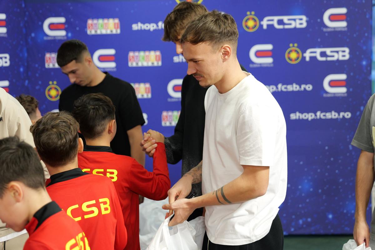 Jucătorii de la FCSB au oferit cadouri copiilor