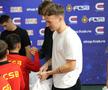 Jucătorii de la FCSB au oferit cadouri copiilor // FOTO: Andrei Furnigă (GSP)