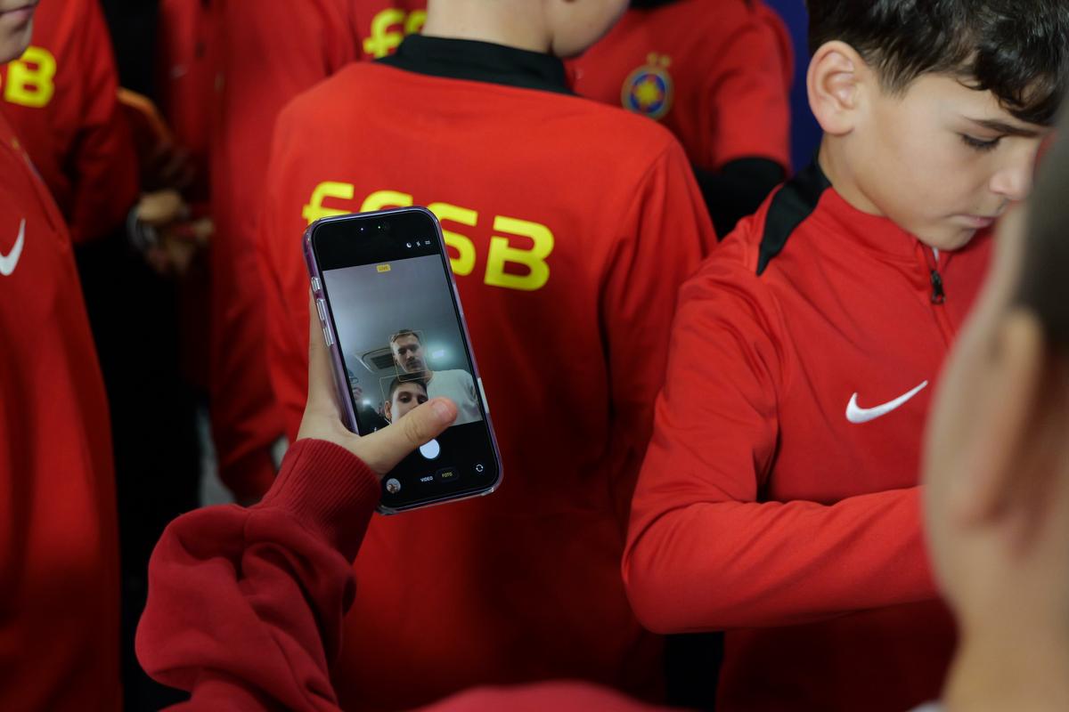 Jucătorii de la FCSB, ajutoarele Moșului pentru copiii din Academie » Pantea a luat microfonul GSP și l-a întrebat pe Lixandru: „Ce v-ați dori de Crăciun?”