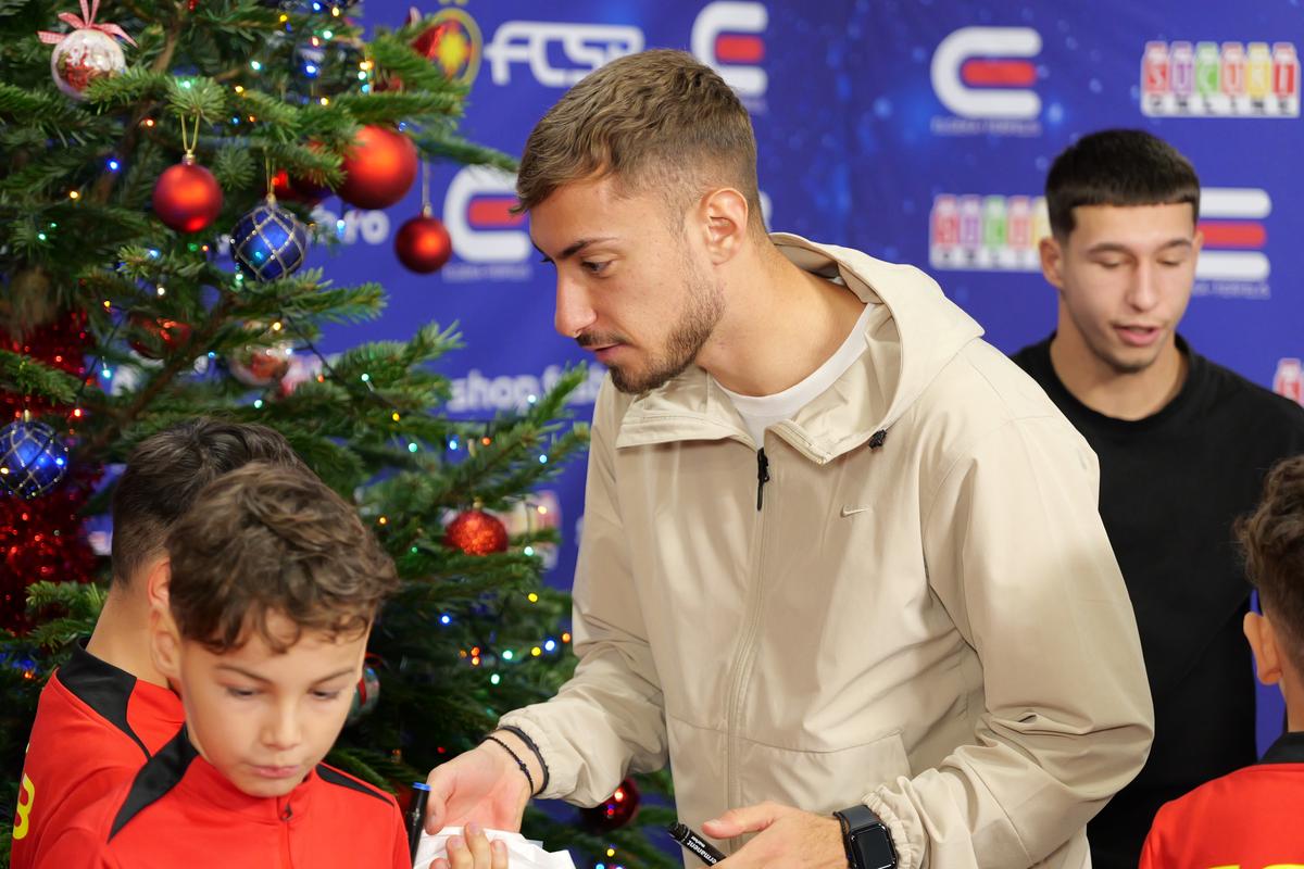 Jucătorii de la FCSB, ajutoarele Moșului pentru copiii din Academie » Pantea a luat microfonul GSP și l-a întrebat pe Lixandru: „Ce v-ați dori de Crăciun?”