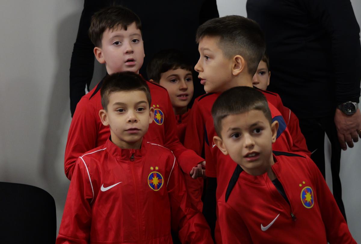 Jucătorii de la FCSB au oferit cadouri copiilor
