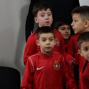 Jucătorii de la FCSB au oferit cadouri copiilor // FOTO: Andrei Furnigă (GSP)
