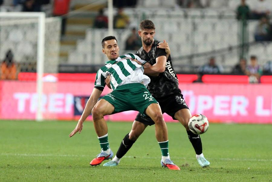 Umit Akdag, în negru, e pe lista lui Trabzonspor/ foto Imago Images Antrenorul insistă pentru Umit Akdag: cap de listă pentru colosul din Super Lig