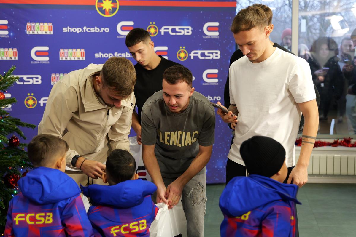 Jucătorii de la FCSB au oferit cadouri copiilor