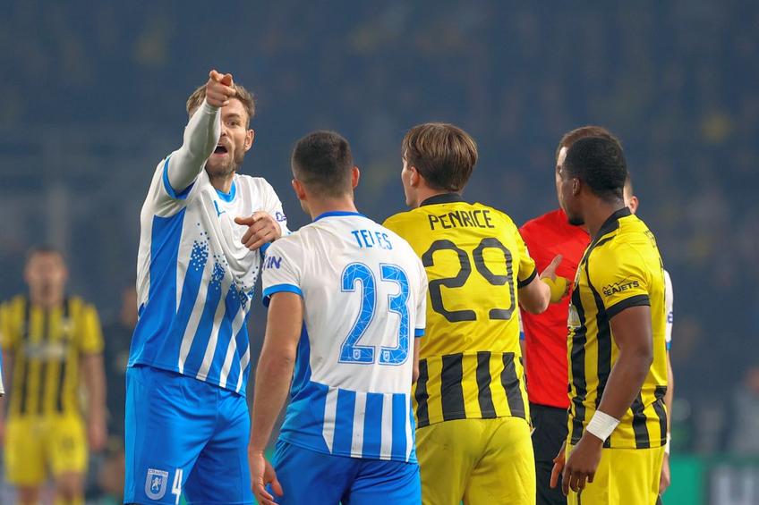 AEK Atena - Universitatea Craiova 3-2. Emil Săndoi a intrat la GSP Live Special imediat după eșecul din Grecia și a criticat prestația jucătorilor intrați în repriza a doua/ foto: Imago Images