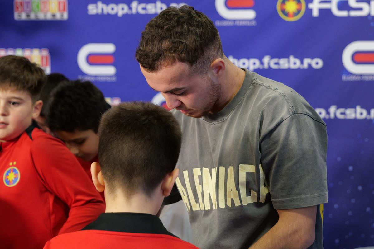 Jucătorii de la FCSB au oferit cadouri copiilor