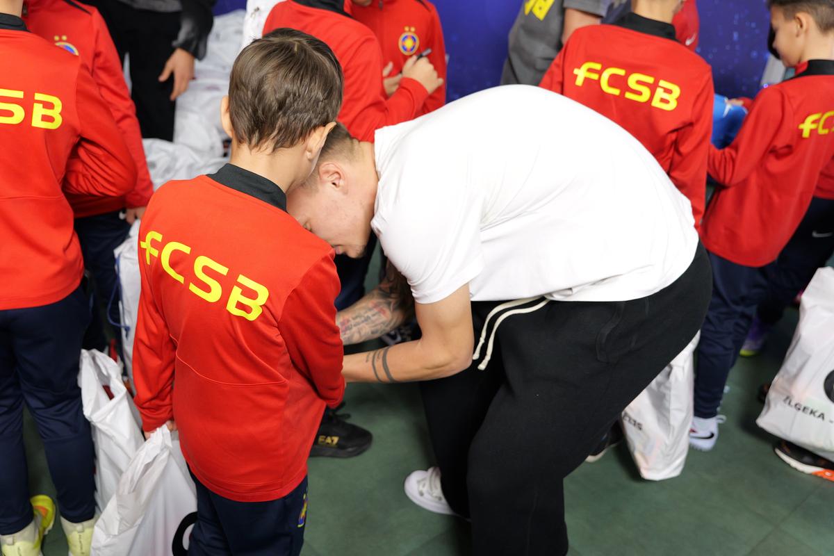 Jucătorii de la FCSB au oferit cadouri copiilor