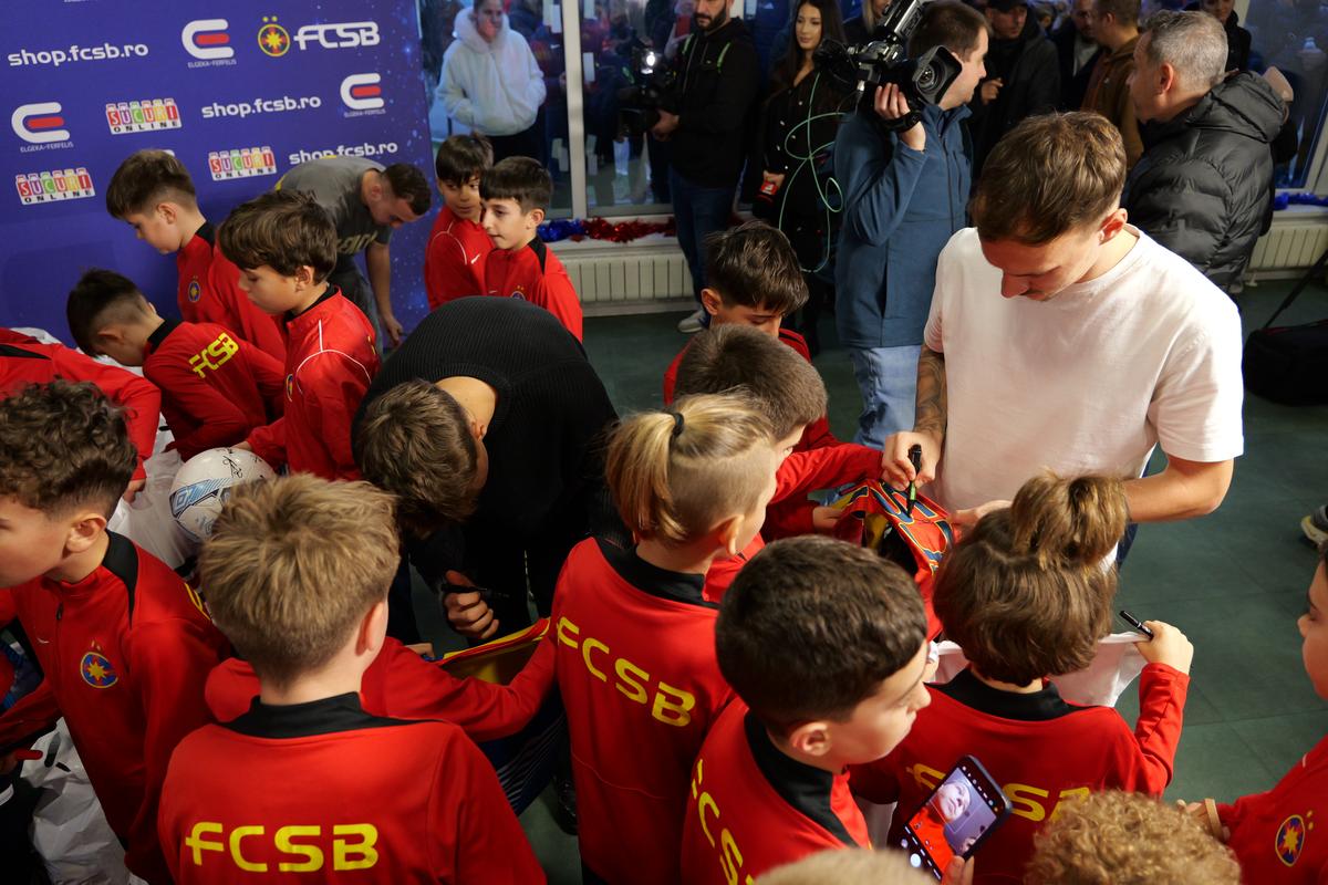 Jucătorii de la FCSB au oferit cadouri copiilor