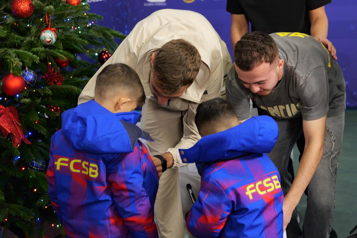 Jucătorii de la FCSB au oferit cadouri copiilor