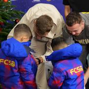 Jucătorii de la FCSB au oferit cadouri copiilor // FOTO: Andrei Furnigă (GSP)