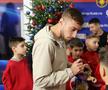 Jucătorii de la FCSB au oferit cadouri copiilor // FOTO: Andrei Furnigă (GSP)
