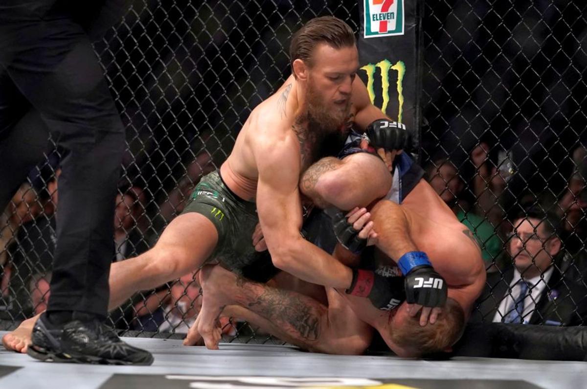 CONOR MCGREGOR SUPREM // VIDEO Conor McGregor, victorie BRUTALĂ la revenire! Și-a învins adversarul cu 20 de pumni în 40 de secunde: l-a lovit și cu umărul!