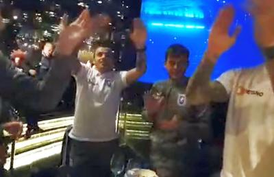 CRAIOVA // VIDEO Dan Nistor a uitat de Dinamo! A stat în capul mesei și a cântat din toată inima imnul Craiovei