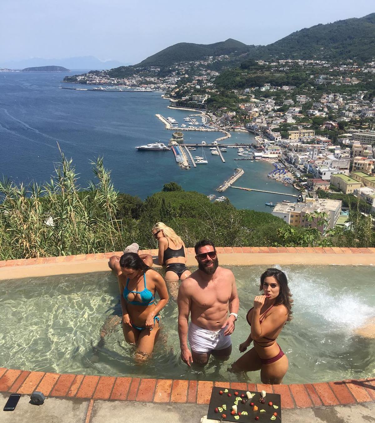 VIDEO Dan Bilzerian a pus o sumă EXORBITANTĂ la pariuri pe McGregor - Cerrone! Ce a urmat