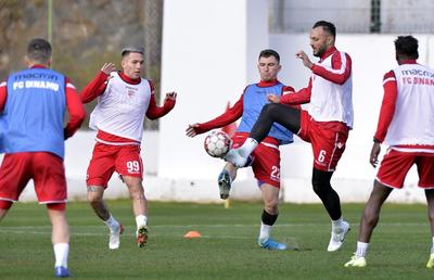 ROMÂNIA U21 // VIDEO Adi Mutu l-a luat la ochi pe Robert Moldoveanu, atacantul lui Dinamo: „Suporterii sunt senisibili la așa ceva! Am pățit-o și eu așa acum 20 de ani”