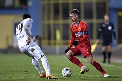 Florin Tănase (roșu), în Gaz Metan - FCSB // foto: Imago