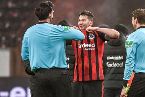 David Abraham a schimbat tricoul cu arbitrul Manuel Grafe // foto: Imago