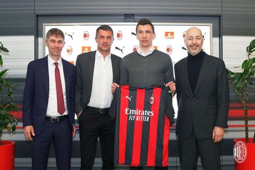 Mario Mandzukic, prezentat de AC Milan // foto: Twitter @ acmilan