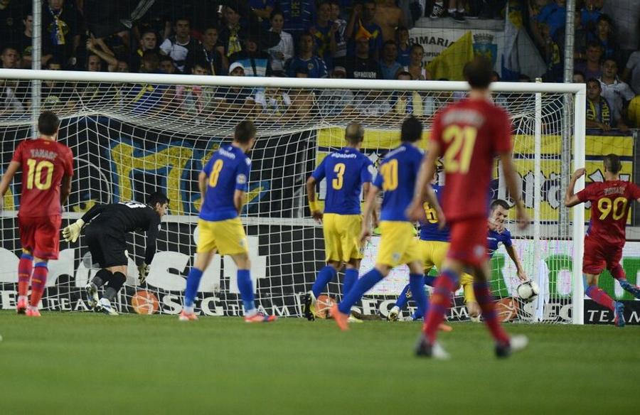 Momentul în care Stefan Nikolic a restabilit egalitatea pe Ilie Oană, în partida Petrolul - Steaua 1-2 Duel „fierbinte” la Constanța » Mircea Rednic, sperietoare pentru FCSB