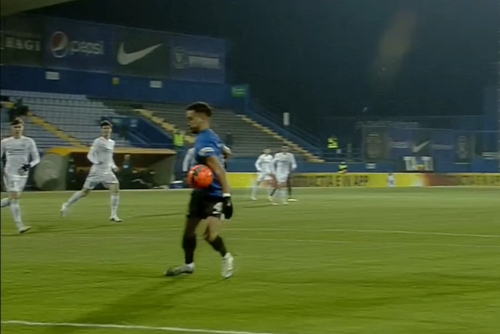 În minutul 8 al meciului dintre Viitorul și FCSB, „centralul” Istvan Kovacs a avut o primă fază controversată de judecat @captură TV Digi Sport