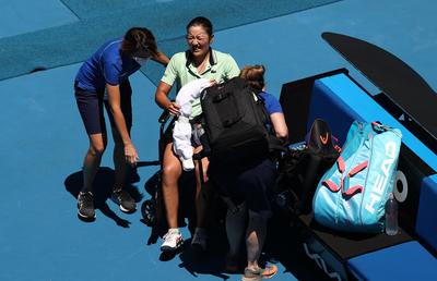 Scene dureroase la Australian Open » A fost nevoită să iasă de pe teren în scaun cu rotile