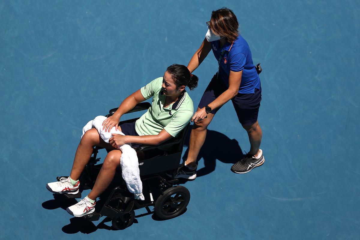 Scene dureroase la Australian Open » A fost nevoită să iasă de pe teren în scaun cu rotile